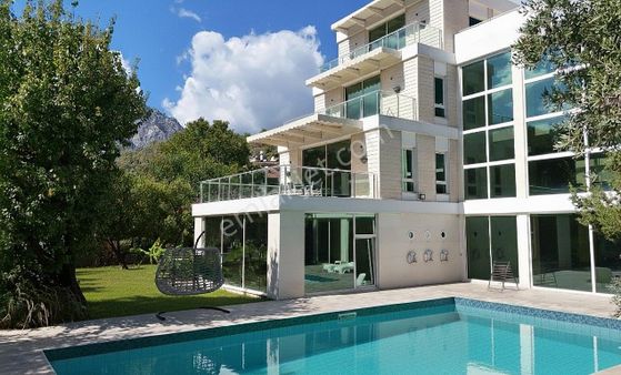 Antalya Kemer'de Havuzlu Satılık Lüks Villa