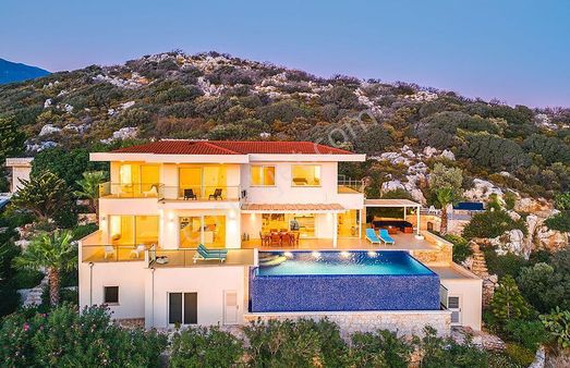 Antalya Kaş'ta 1500 M Arsa İçinde Deniz Manzaralı Villa