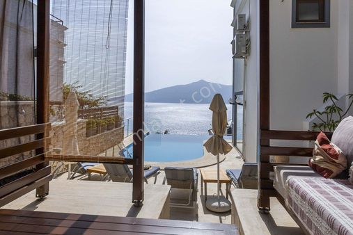 Kalkan’da Plaja Yürüme Mesafesinde Özel Havuzlu Villa