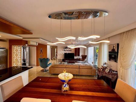 Alanya'da Deniz Ve Şehir Manzaralı Şık Tasarımlı Villa