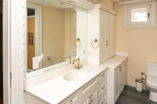 Kadıköy'de Caddebostan Sahili'ne Yakın Geniş Peyzaj Alanlı Köşk