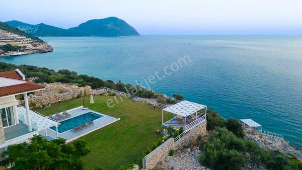 Kaş Kalkan’da Özel İskelesiyle Denize Sıfır Full Eşyalı Lüks Villa