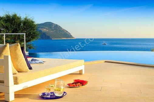 Kaş Kalkan'da Kesintisiz Deniz Manzaralı Özel Plajlı Villa