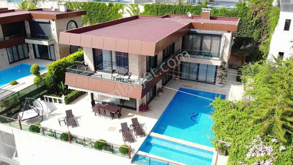Alanya'nın Gözde Bölgesi Bektaş'ta Deniz Manzaralı Şık Villa