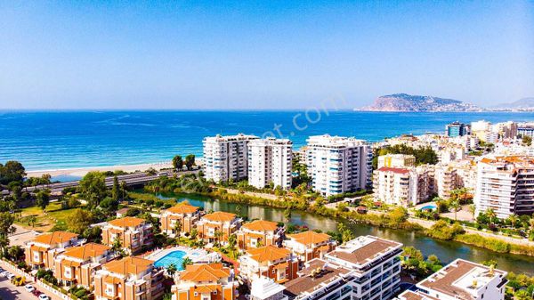 Alanya Tosmur'da Sahile Sıfır Deniz Manzaralı Şık Daireler