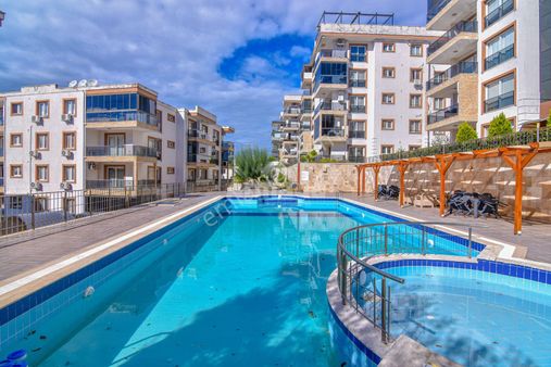 Kuşadası Değirmendere'de Kısmi Deniz Manzaralı Satılık 3+1 Daire