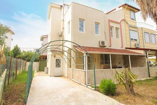 Kadriye'de Havuzlu Sitede Geniş Bahçeli Eşyalı İkiz Villa