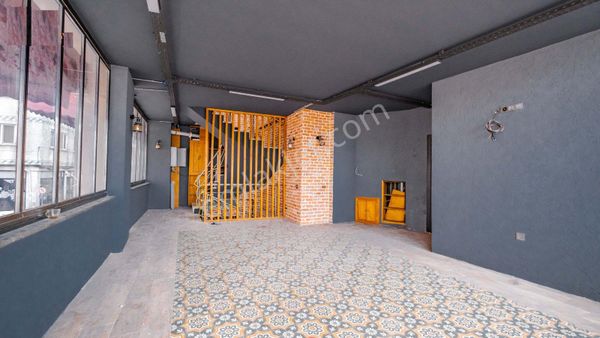 İstanbul Balat'ta İşlek Bir Sokakta Deniz Manzaralı Kafe