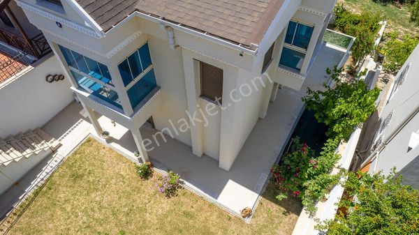 Çeşme Dalyan'da Marinaya Sıfır Deniz Manzaralı Eşyalı Villa