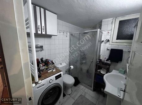 İzmir Karşıyaka Bostanlı Mahallesinde Satılık 2+1 Daire