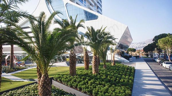 İzmir Bayraklı'da Cadde Üzeri Gökdelende Ticari Gayrimenkuller