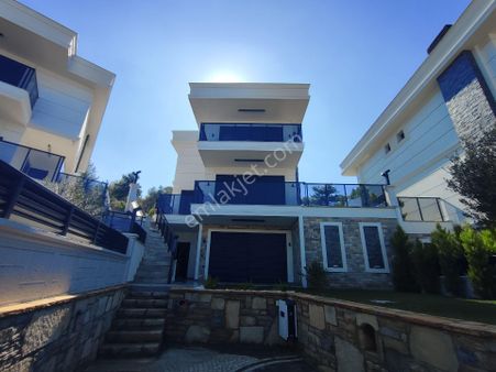 Kuşadası Davutlarda Doğa Deniz Manzaralı Özel Havuzlu 5+2 Sıfır Villa