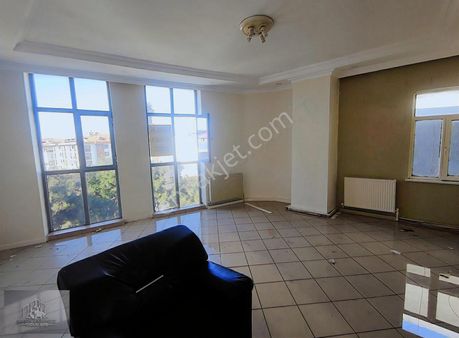 Sulyapıdan Güneşli Meydanda Kiralık 1+1 Mutfaklı Wcli Ofis