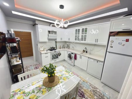 Akademi'den Çamlıca'da Özel Garajlı, Ebeveyn Banyolu 3+1 Satılık