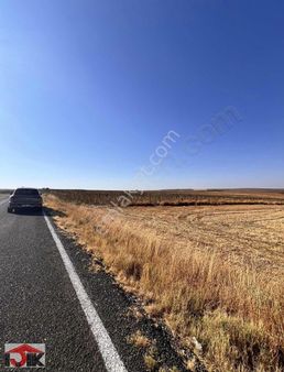 30metre Asfalt Cepheli Tek Tapu Müstakil Arazi