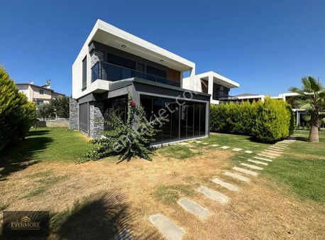 Kuşadası'nda Havuzlu Site İçinde Denize Yakın 3+1 Kiralık Villa