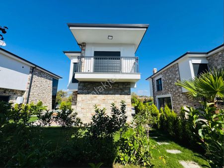Kuşadası Davutlar’da Müstakil Havuzlu Satılık 3+1 Fırsat Villa