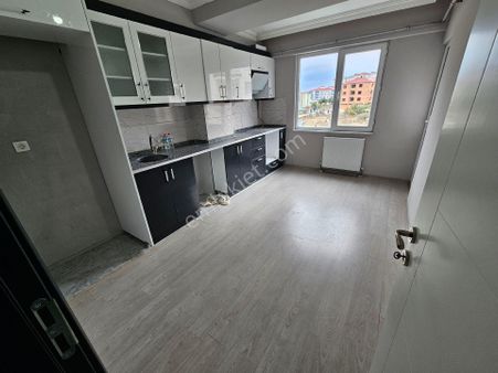 Yunus Emre Mahallesinde Ön Cephe Ara Kat 2+1