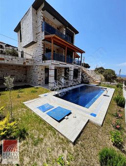 Yenifoça Da Panoramik Deniz Manzaralı Havuzlu Lüks 4+1 Villa