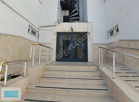 Nesrin Emlak Tan Merkezi Konumda Masrafsız Geniş Kullanışlı 3+1