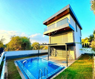Davutlarda 300 M2 Arsa İçinde Özel Havuzlu Ful Eşyalı Asansörlü Tek Müstakil 4+1 Villa