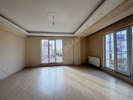 Altınova Mahallesinde 2 Balkonlu Deniz Manzaralı 3+1 Daire