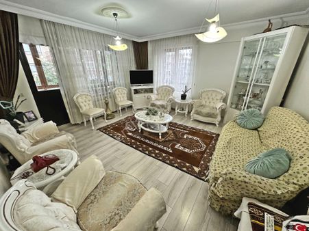 Peyami Safa Mahallesinde Ara Katta Yapılı Bakımlı 3+1 Satılık Daire