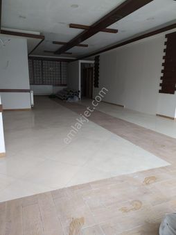 Zirve Gayrimenkul Üçyüzlü Meydanda Yüksek Potansiyelli Kiralık İşyeri