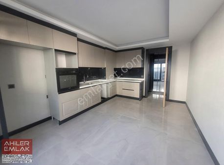 Aşaeğlencenin Göbeğinde Asansörlü Kapalı Garajlı Full Yapılı