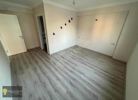 Konum Emlakdan Bahçelievlerde Satılık Arakat Ebeveyn Banyolu 2+1