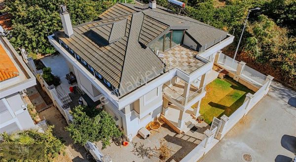 Sahilevlerinde 8+1 Özel Havuzlu Köşe Villa