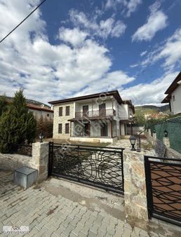 Satılık! 445m2 Arsa İçerisinde Müstakil 4+1 220m2 Villa