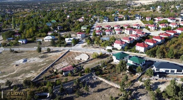 1,100 M2 Merkezi Arsa Ve İçerinde 1+1 Daire