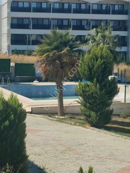 Kuşadasında Havuzlu Site İçinde Geniş Kullanımlı Triplex Villa