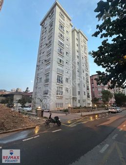 Göztepede 3 Yaşında 3+1 Kat Mülkiyetli K.otoparklı Asansörlü