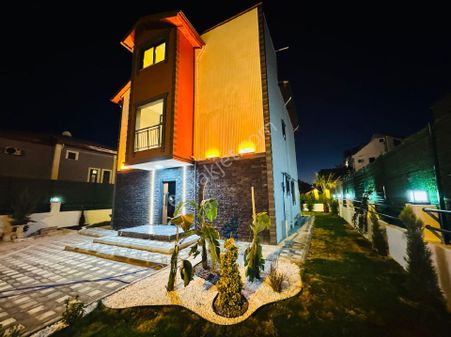 Çınarlı'da 417 M2 Arsa/5+1/40 M2 Teraslı/özel Tasarım/