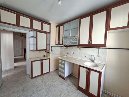 Recep Ümit Emlak'tan Ömerağa Mahallesi Hatboyu Yakınında Kiralık Ara Kat 3+1 Daire