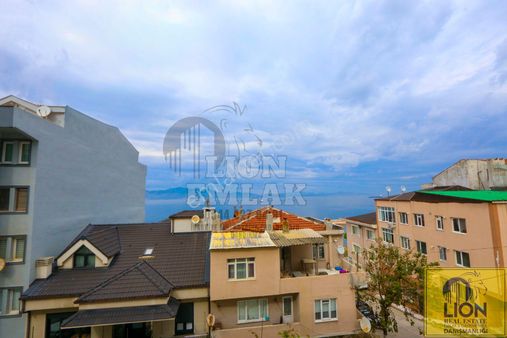 Lıon'dan Hacı Yusuf'ta Deniz Manzaralı Ara Kat Satılık 2+1 Daire