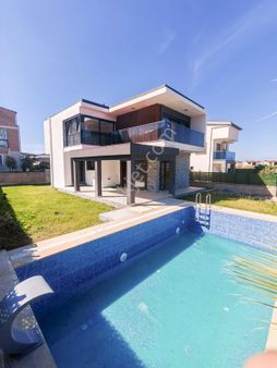 Kuşadasında Tek Müstakil Bağımsız Özel Havuzlu 4+1 Lüx Villa