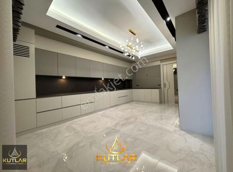 Kutlar'dan Metro Market Civarı Cadde Üzeri Satılık 4+1 Daire.