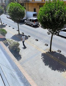 Cadde Ustunde Kupon Dukkan