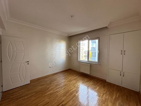 İkiev Gayrimenkul'den Güvenevler'de Bakımlı Park Cepheli 3+1 Kiralık Daire