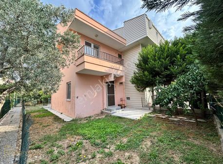 Pınar Otel Yanında Site İçerisinde Bahçeli 3+1 Satılık Villa