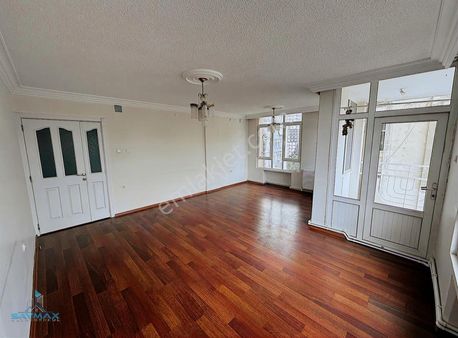 Atatürk Caddesinde 3+1 150 M2 Kapalı Mutfak+doğalgazlı Daire