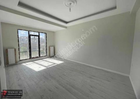 Cadde Üstü, Önü Kapanmaz! Sıfır Asansörlü 2+1 Kullanışlı Daire!