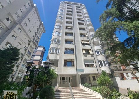 Kadıköy Göztepe'de Caddeye Çok Yakın 145 M2 Net 4+1 Daire