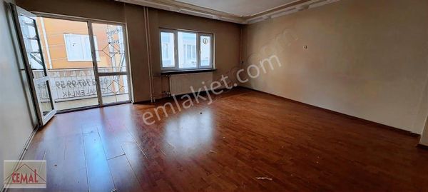 Cemal Emlak Bursa Yildirim Setbaşı Namazgah Pazar İçinde Geniş