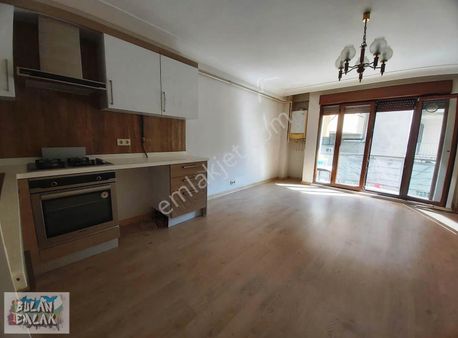 Bulan'dan Ortaköy'de Genç Binada Caddeye Yakın 1+1 Yüksek Giriş