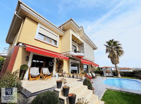 Balıkesir Değirmen Boğazı Sitesinde Satılık Havuzlu Lüks Villa