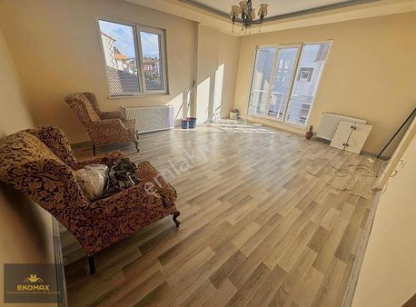 Emekevler Mahallesinde 2+1 Eğimsiz Dubleks